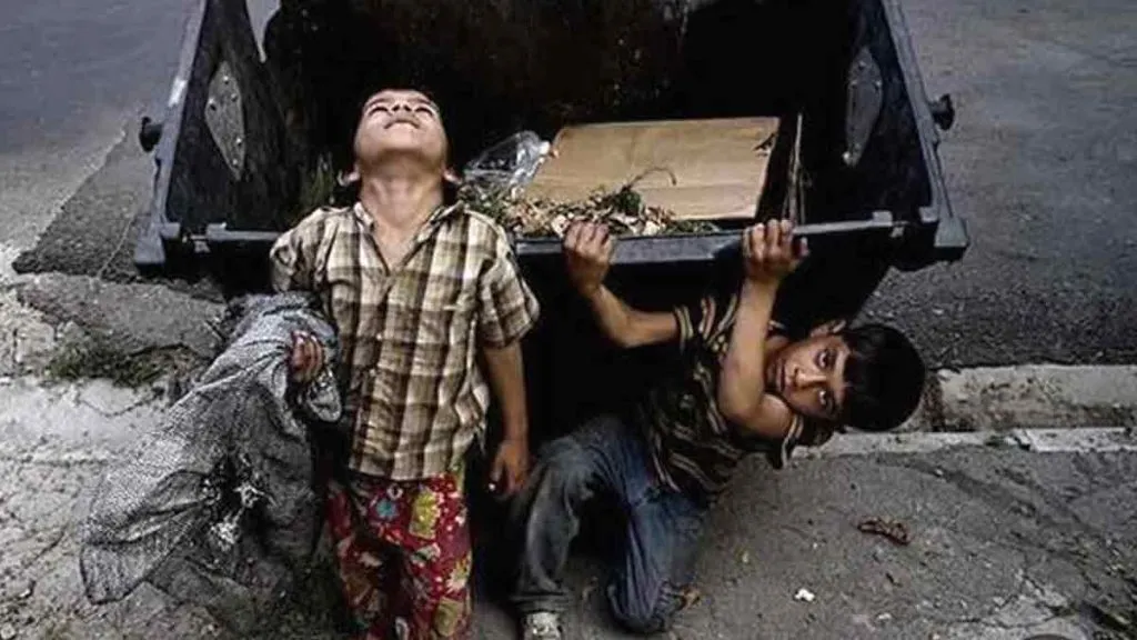 عندما يُصبح الجوع سياسة دولة... أطفال إيران جوعى تحت حكم خامنئي