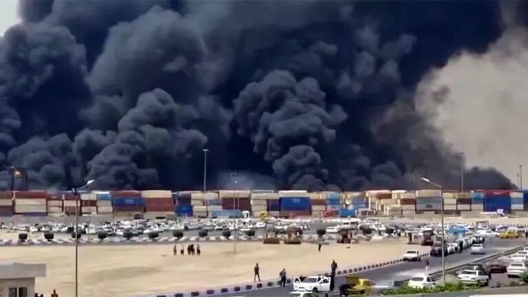 انفجار في ميناء بندرعباس الإيراني وسط تكهنات حول علاقته ببرنامج الصواريخ