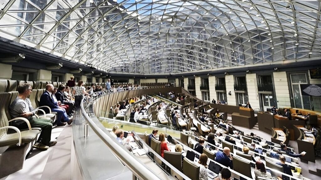 البرلمان الفلاماني في بلجيكا يقرّ بالإجماع قرارًا عاجلًا يدين الإعدامات السياسية الوشيكة في إيران