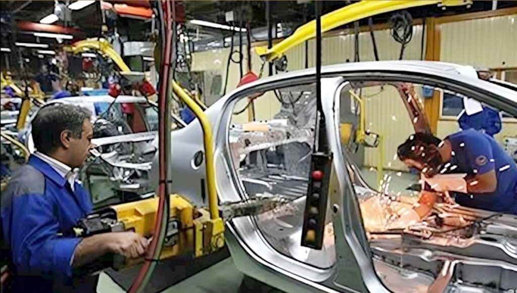 صناعة إيران على حافة الانهيار