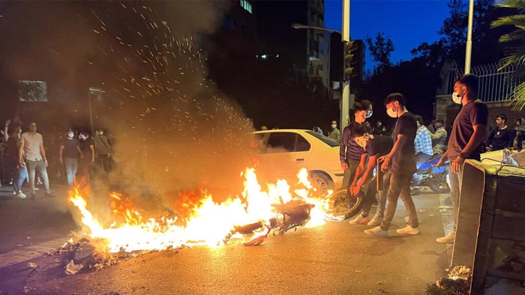 المجتمع الإيراني على حافة الانفجار