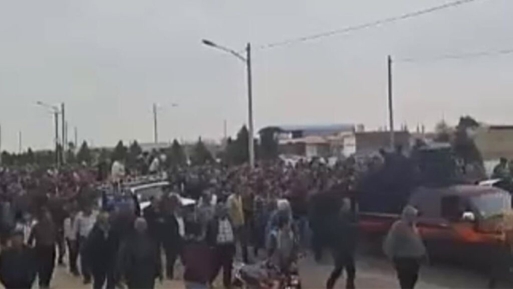 إيران .. مزارعو أصفهان وأهالي مدينة زيّار يتظاهرون ضد النظام الإيراني