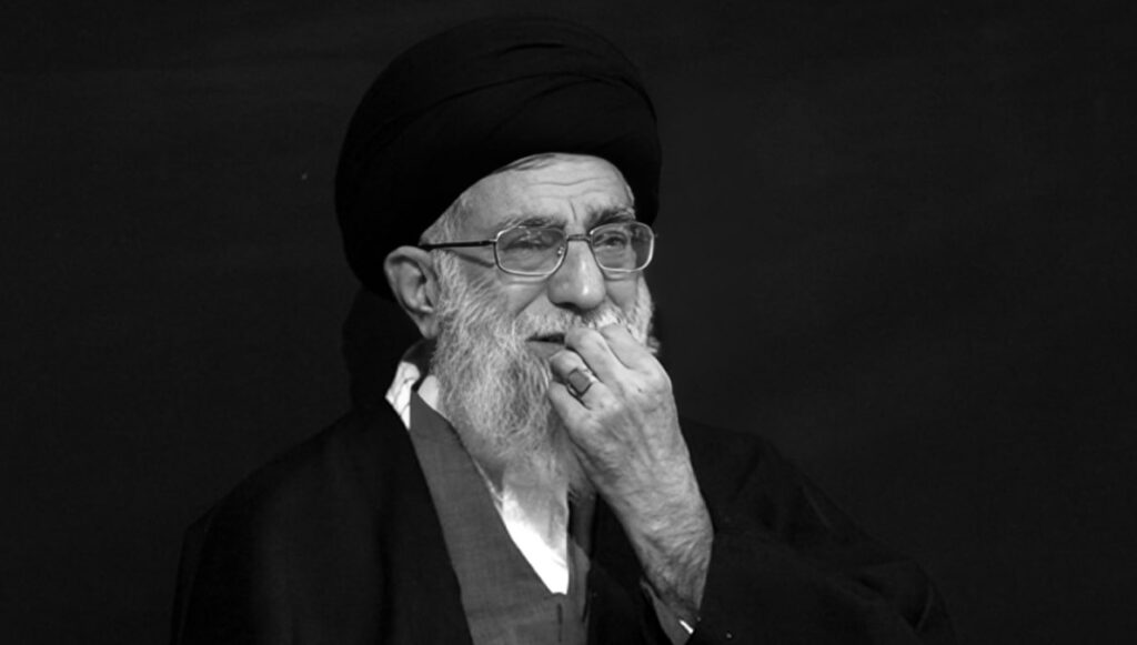 خامنئي في مأزق المفاوضات: ازدواجية الخطاب واعتراف غير مباشر بالهزيمة