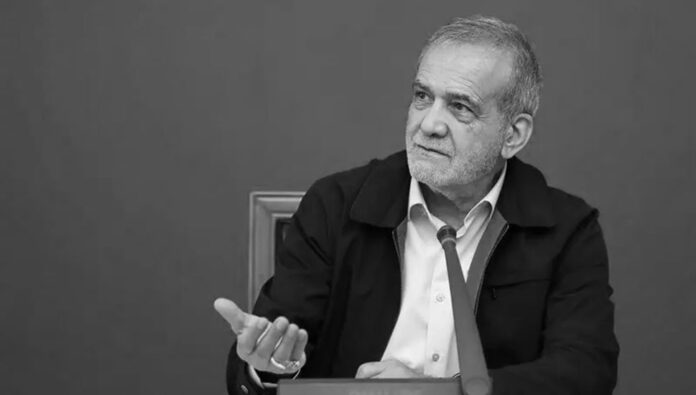 رغم تهديدات خامنئي... اعتراف بزشكيان يفضح استمرار المفاوضات السريّة بين النظام الإيراني والولايات المتحدة