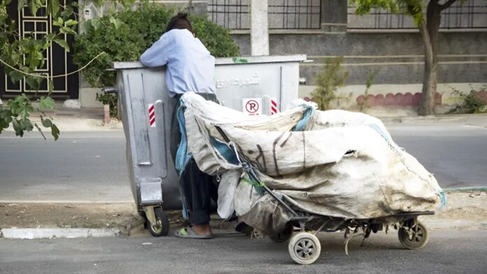 الأسر الإيرانية بين مطرقة الفساد وسندان الانهيار الاقتصادي 