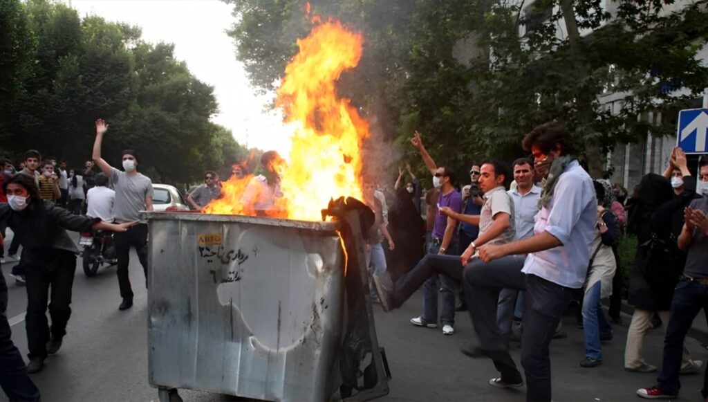 حرس النظام الإيراني يحذر: حتى رفع العقوبات لن يوقف الانفجار الشعبي في إيران