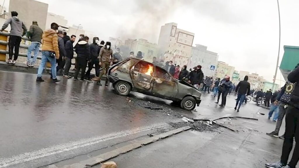 ظلّ الرعب والانتفاضة يُطارد هيمنة خامنئي في إيران