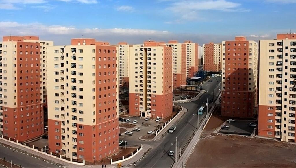 كيف تحوّلت أزمة السكن في إيران إلى وسيلة بقاء للنخبة وكابوس للفقراء