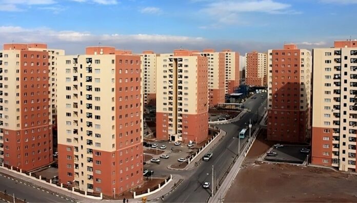كيف تحوّلت أزمة السكن في إيران إلى وسيلة بقاء للنخبة وكابوس للفقراء