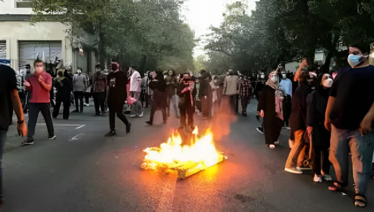 المقاومة الشعبية في إيران… القوّة الحاسمة في تفكك نظام ولاية الفقيه