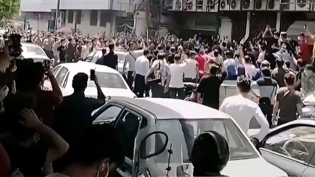 أزمة انقطاع الكهرباء في إيران تتحوّل إلى احتجاجات شعبية واسعة: الشعارات تطال خامنئي وتُغلق الشوارع ات تطال خامنئي وتُغلق الشوارع