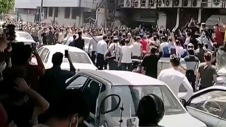 أزمة انقطاع الكهرباء في إيران تتحوّل إلى احتجاجات شعبية واسعة: الشعارات تطال خامنئي وتُغلق الشوارع 