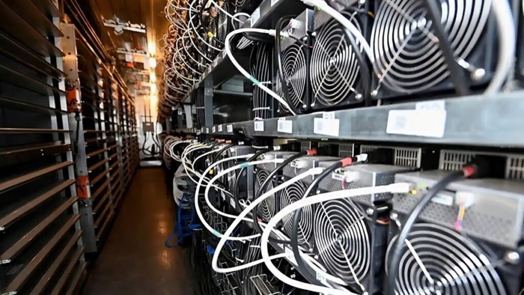 نهب الكهرباء في إيران: مافيا تعدين البيتكوين تحت عباءة خامنئي وحرس النظام الإيراني 