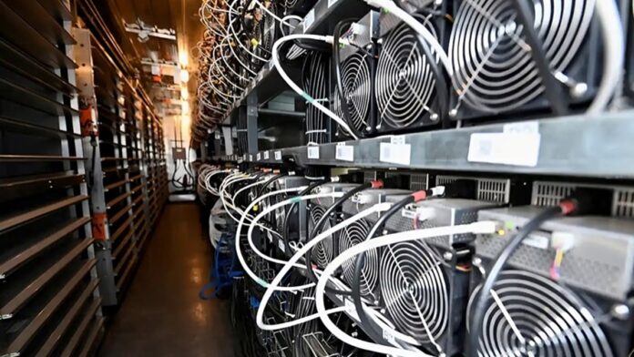 نهب الكهرباء في إيران: مافيا تعدين البيتكوين تحت عباءة خامنئي وحرس النظام الإيراني 