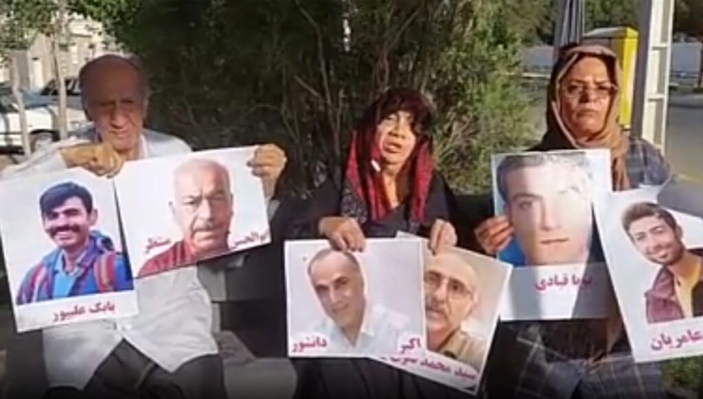 عائلات السجناء تتظاهر في 26 مدينة بإيران ضد احكام الإعدام