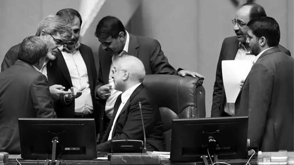 إيران: نوّاب النظام يلوّحون بالخروج النووي وسط تصاعد الضغوط الدولية