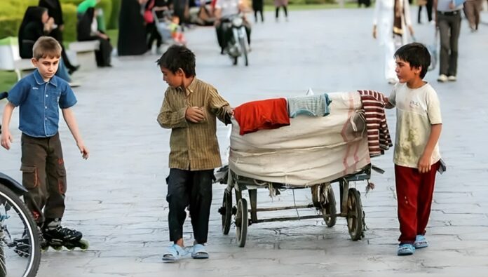 صحيفة حكومية : 38% الاطفال في إيران تحت خط الفقر، عالقون في دوامة العنف والحرمان 