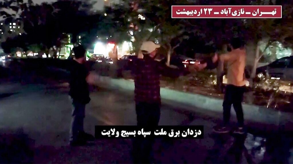 اعضاء وحدات الانتفاضة يتظاهرون في طهران ضد النظام الإيراني