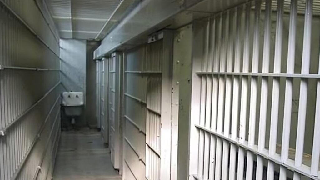 قمع بلا حدود في سجون إيران… والمقاومة تشتعل من خلف القضبان 