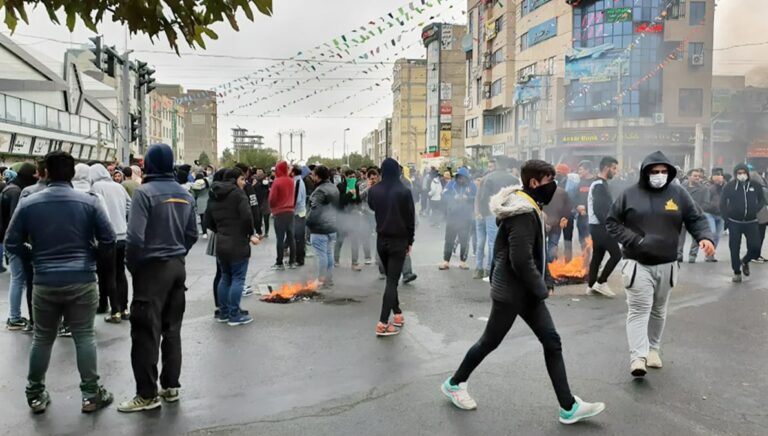 فساد نظام الملالي يؤجج غضب الشارع في إيران