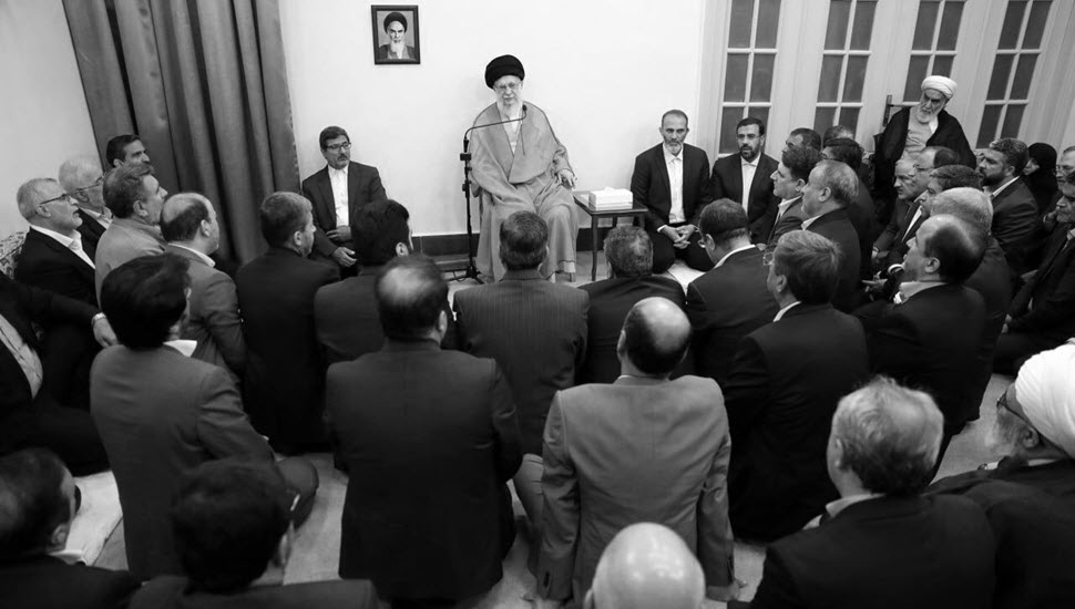 خامنئي يتجاهل الأزمات والاحتجاجات و"يبشر" بأجواء هادئة