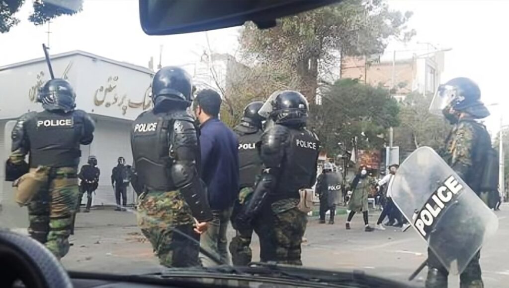 موجات الاحتموجات الاحتجاج المتلاحقة توحد الشارع ضد النظام الإيرانيجاج المتلاحقة توحد الشارع ضد نظام الملالي وتُفشل سياسة قمع النقابات