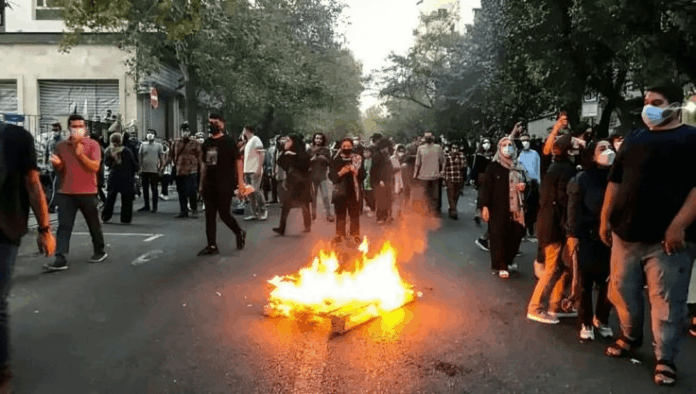 انقسام وارتباك في هرم النظام الإيراني وسط تصاعد الأزمات: مخاوف من انتفاضة شعبية وشيكة