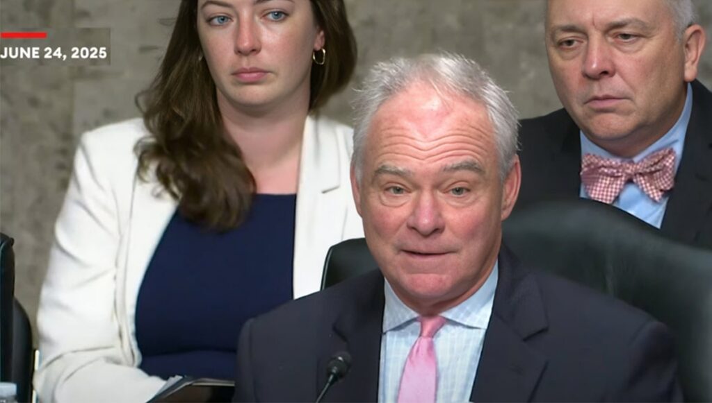 سيناتور أمريكي يذكّر بتاريخ الانقلاب الأمريكي على الديمقراطية في إيران