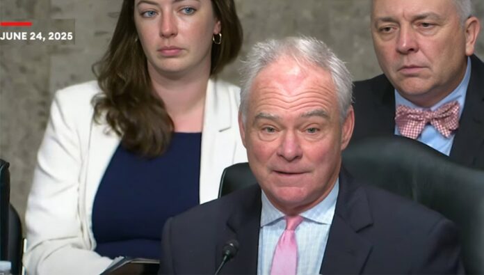 سيناتور أمريكي يذكّر بتاريخ الانقلاب الأمريكي على الديمقراطية في إيران