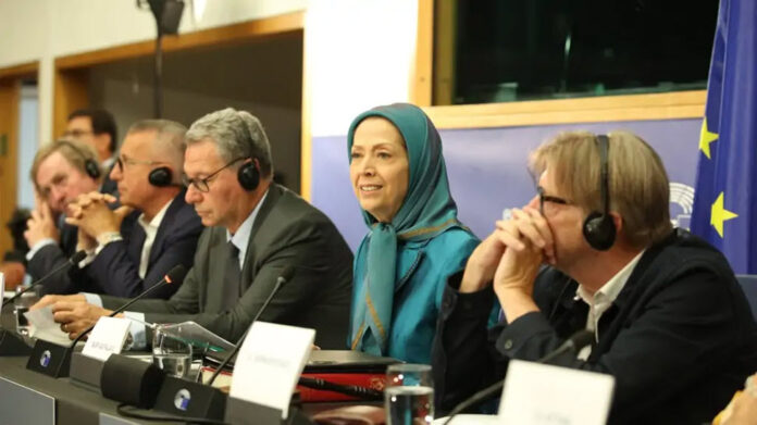 مريم رجوي: بناء ديمقراطية حقيقية ومتقدمة