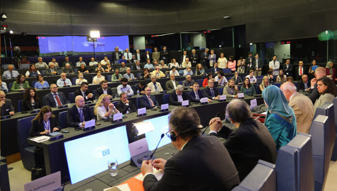 ABC نيوز: مريم رجوي تقول لا يمكن فرض أي بديل من الأعلى، كما فُرض الشاه على الشعب الإيراني قبل قرن من قبل بريطانيا