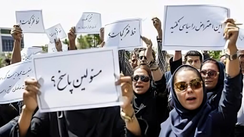 حكومة بزشكيان: عام من «العلاج بالخطاب» ينتهي بالسخرية حتى من الإعلام الإيراني