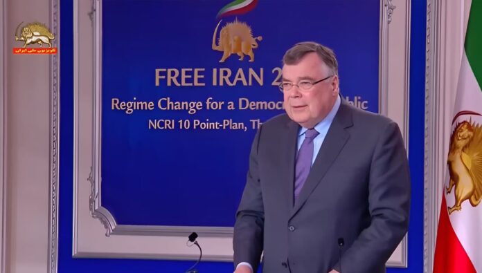 رئيس وزراء آيسلندا السابق يطالب بتصنيف حرس النظام الإيراني كمنظمة إرهابية