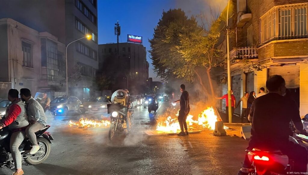 صحیفة النرويجي: الحل في إيران هو دعم نضال الشعب وليس الحرب أو الاسترضاء