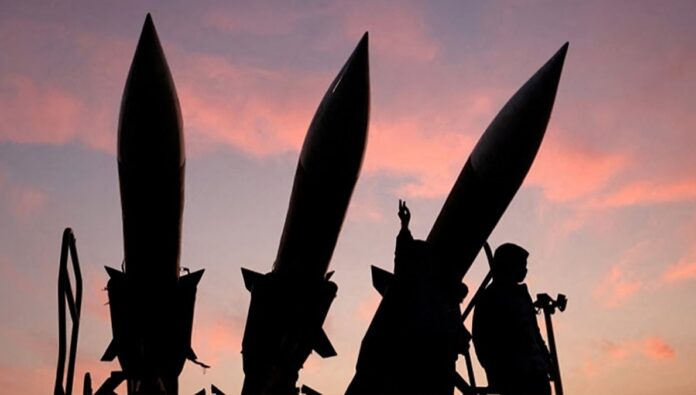 النظام الإيراني يواجه اتهامات نووية ويتوسع في برنامجه الصاروخي