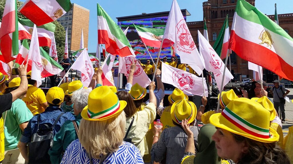 بين العمامة والتاج