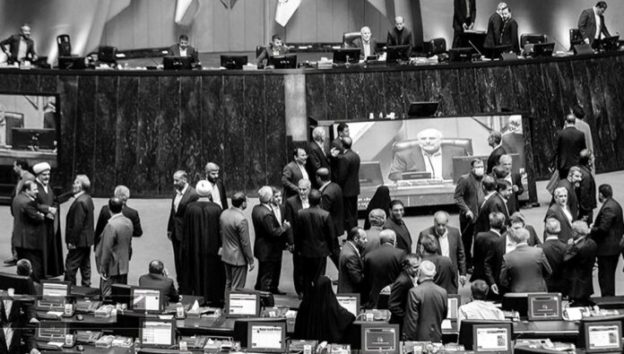 إيران تعلق التعاون مع الوكالة الدولية، وواشنطن تندد بانتهاكاتها