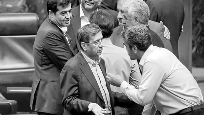 زلزال في برلمان الملالي: فضائح الفساد تكشف عن انهيار النظام