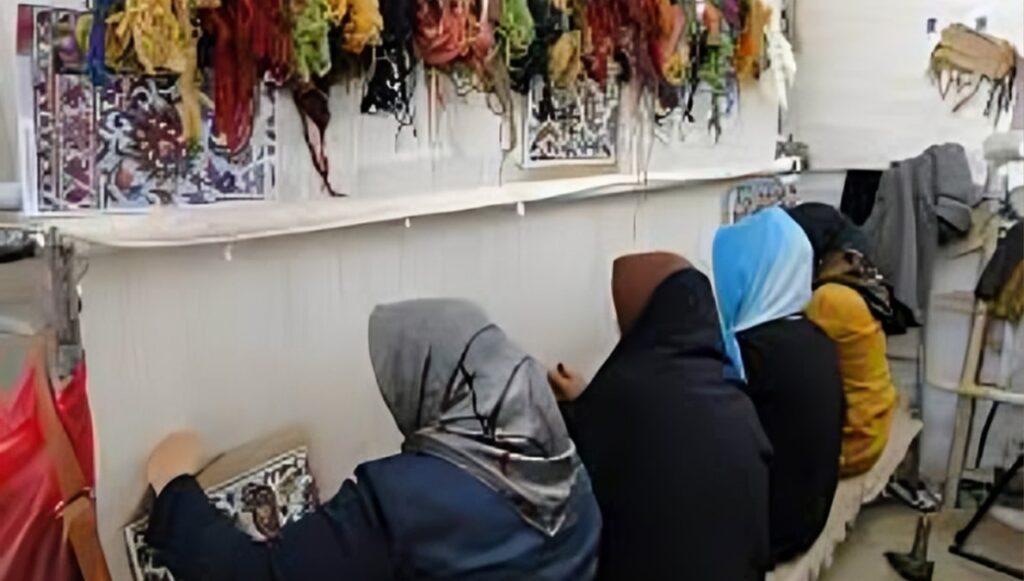 ملايين النساء المعيلات في إيران: كفاح من أجل البقاء في ظل القمع والفقر