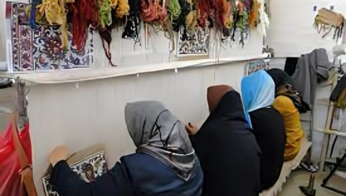 ملايين النساء المعيلات في إيران: كفاح من أجل البقاء في ظل القمع والفقر