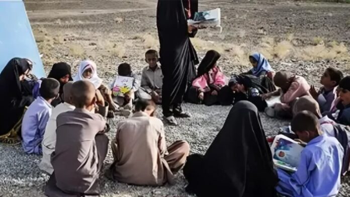 أزمة التعليم المتفاقمة في إيران: كيف يدمر الفقر وسياسات النظام جيلاً كاملاً؟