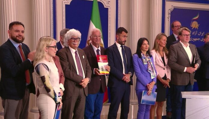 الوفد الإيطالي يطالب بدعم خطة السيدة رجوي لإيران حرة وتصنيف حرس النظام الإيراني منظمة إرهابية