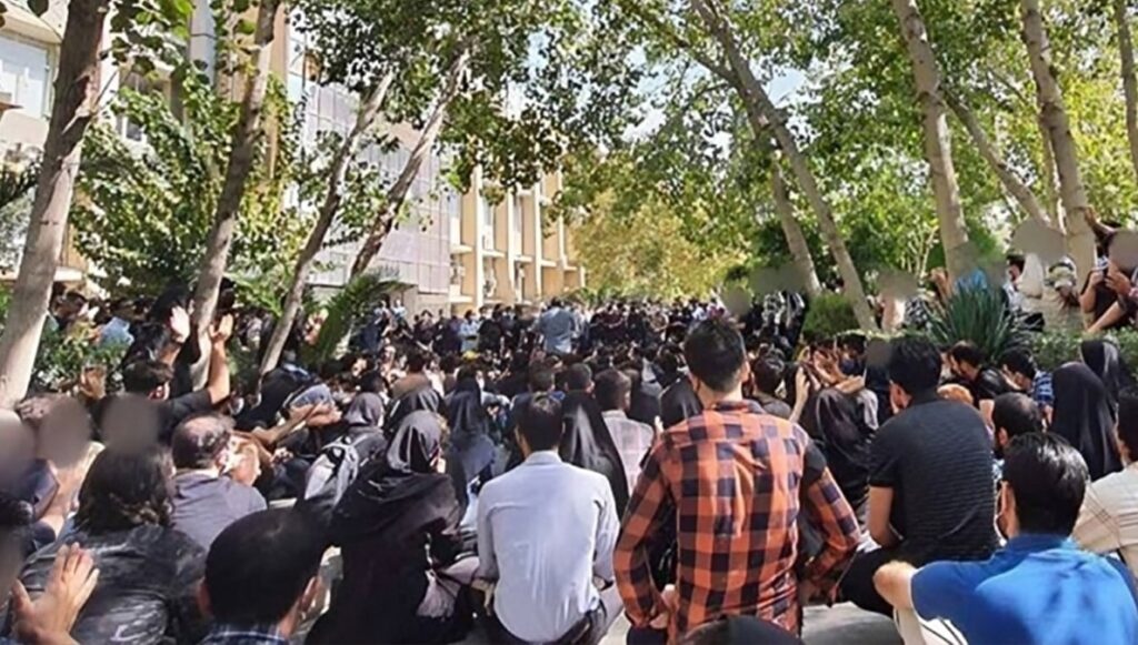 مظاهر انهيار الرأسمال الاجتماعي للنظام الإيراني