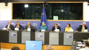 شخصيات أوروبية بارزة تدعم "الخيار الثالث" للمقاومة الإيرانية