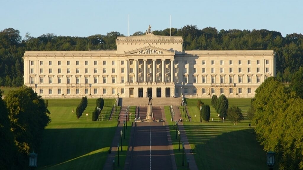 أغلبية برلمان أيرلندا الشمالية تنضم إلى الحملة العالمية لدعم المقاومة الإيرانية