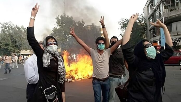 أفق إسقاط النظام الإيراني بعد الحرب الأخيرة