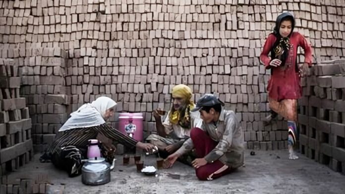 إيران .. ثروات النفط في قبضة الملالي والشعب يئنّ تحت الجوع