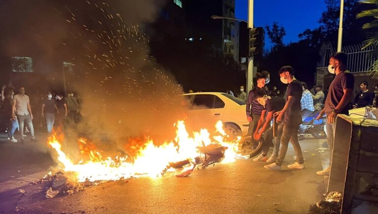 وزراء أوروبيون سابقون: “انتهت اللعبة” مع النظام الإيراني وعلى الغرب دعم وحدات الانتفاضة في إيران