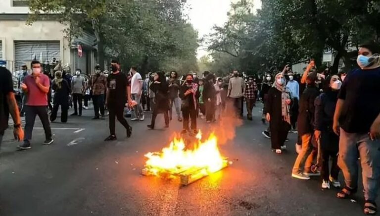 شعب إيران ضحية الديكتاتورية الدينية!