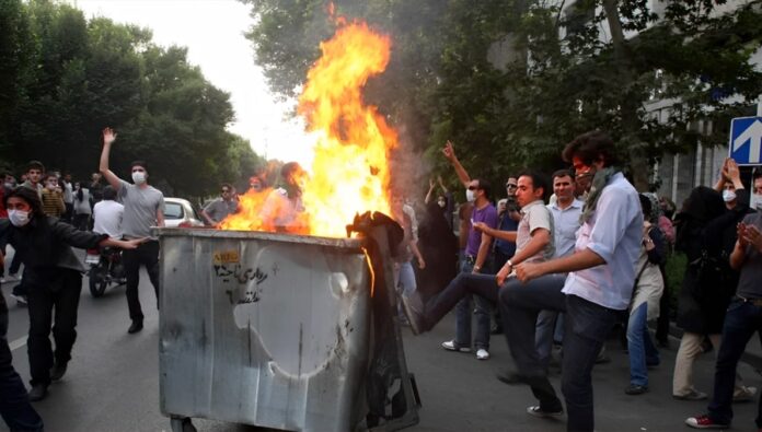 ديلي تلغراف: الشعب الإيراني وحده القادر على إسقاط نظام الملالي وعلى الغرب تغيير سياسته
